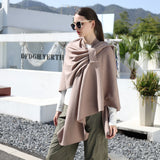 Plain plain shawl with side belt, knitted shoulder strap