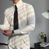 Куртаи рахи баҳорӣ бо гиребонаш барои истироҳат ва тиҷорат