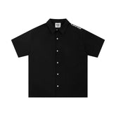 Куртаи остин кӯтоҳи тасодуфии мардона бо ҳарфҳои гулдӯзӣ