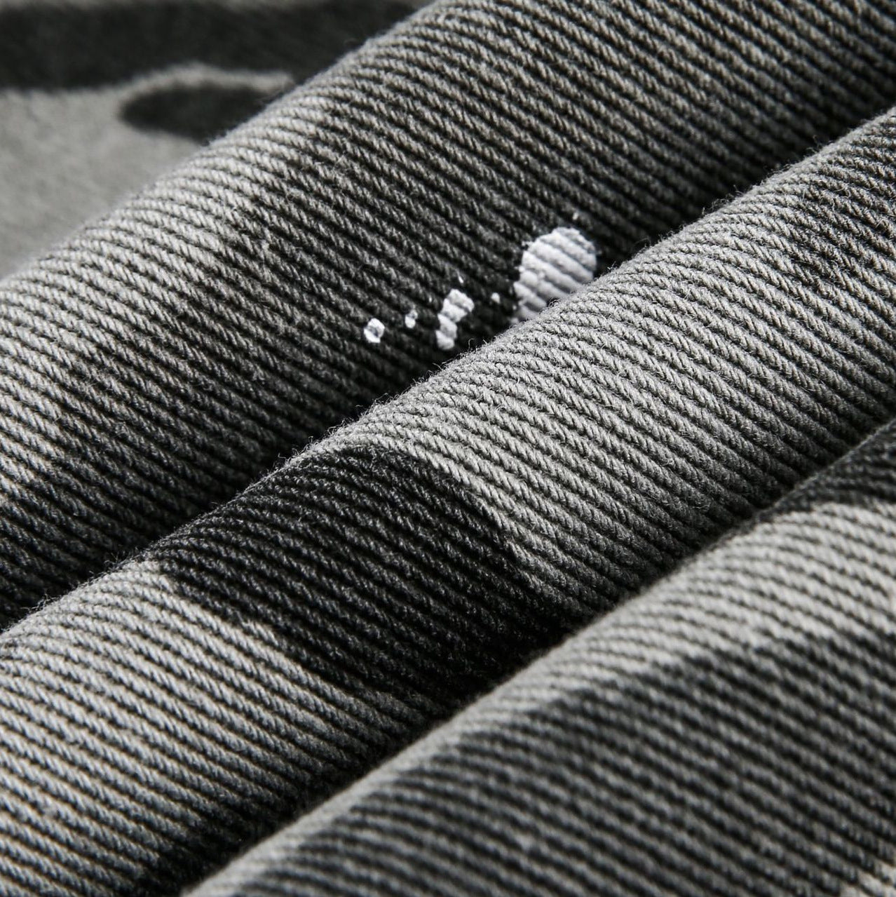 Американская ретро свободная рубашка Heavy Industry с длинным рукавом и потертостями в камуфляжном стиле Американская ретро свободная рубашка Heavy Industry с длинным рукавом и потертостями в камуфляжном стиле