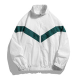 Куртаи варзишии мардонаи муд барои истироҳат дар беруни бино