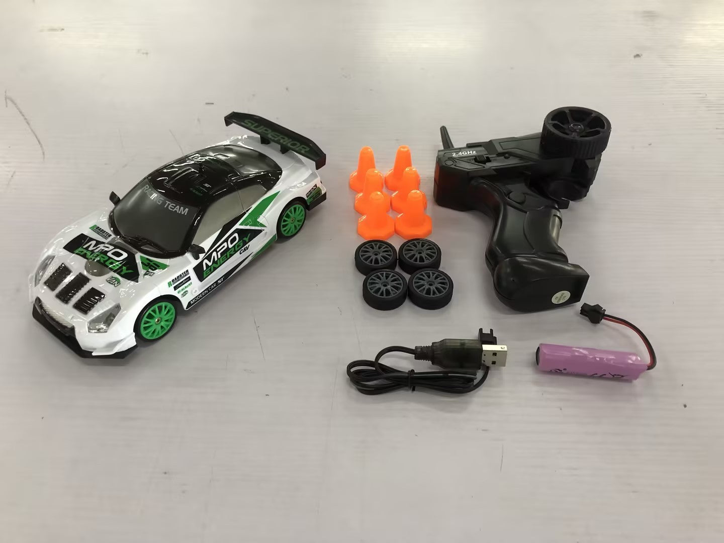 2.4G Drift Rc Car 4WD RC Drift Car Toy идораи дурдасти GTR Model AE86 Автомобил RC Racing Car Toy барои кӯдакон тӯҳфаҳои Мавлуди Исо