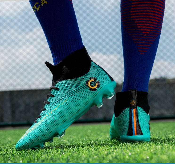 Wearable and breathable men's soccer shoes