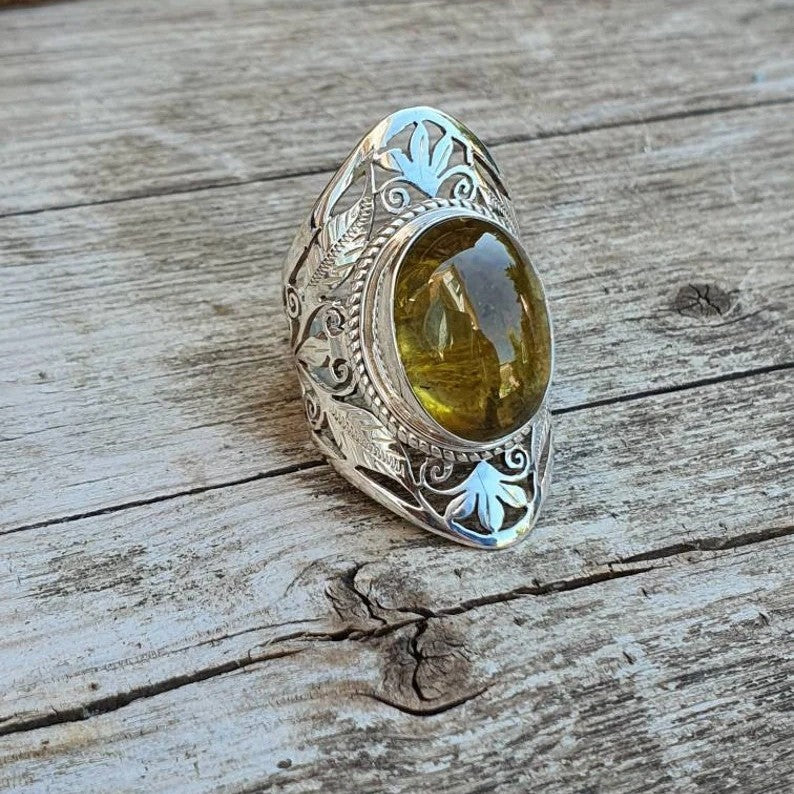 Classical Zunbao Stone Two-color Art Carving Ring
